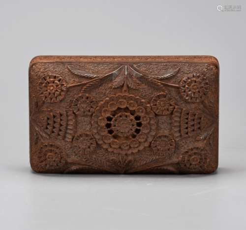 十九世纪 檀香木雕花卉纹盖盒