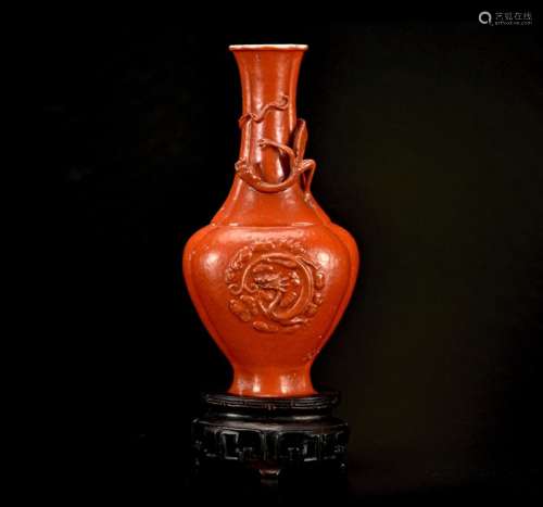 清 矾红模印夔龙纹盘螭海棠瓶（连座）