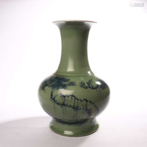 Appreciation bottle with bean green glaze flower pattern in the middle of Qing Dynasty