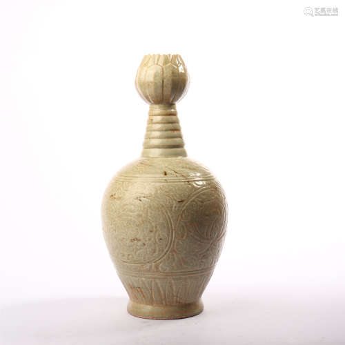 Celadon garlic bottle of Sui Dynasty