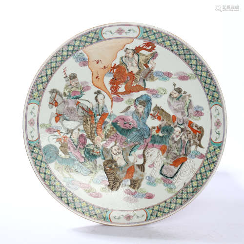 The pattern plate of famille rose figures and flowers in the middle of Qing Dynasty