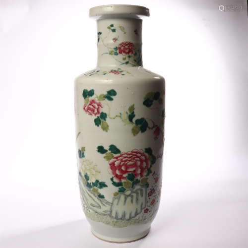 Pastel vase decorated with flowers and flowers in the middle of Qing Dynasty
