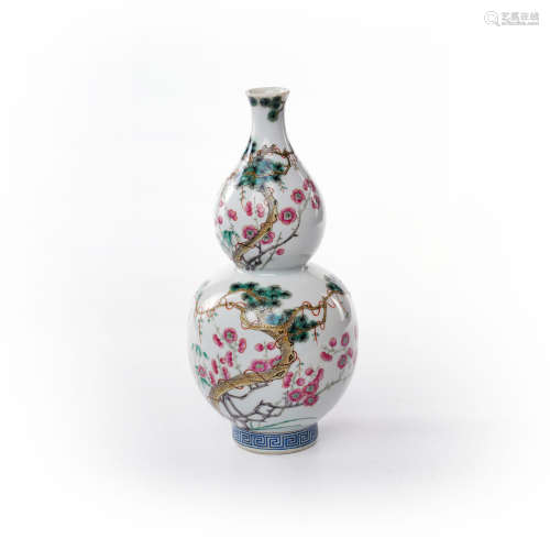 Gourd bottles decorated with famille rose flowers in the middle of Qing Dynasty