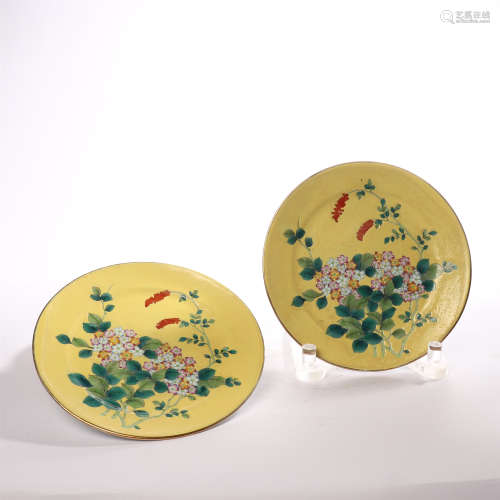 A pair of flower patterns with yellow background