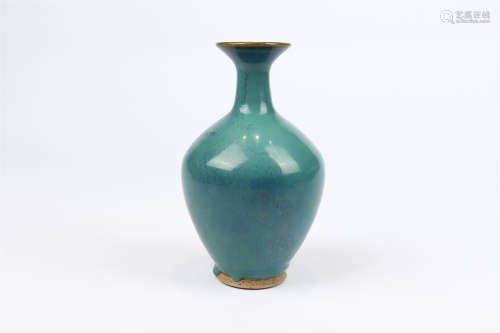 Stone green glaze Guanyin vase of Shiwan kiln in Qing Dynasty