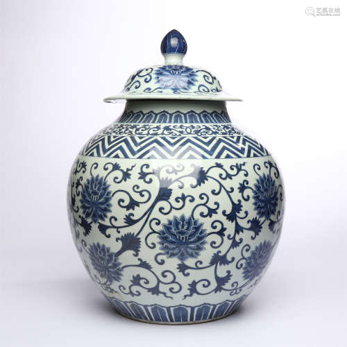 A large vase of blue and white lotus flower patterns in Guangxu of Qing Dynasty