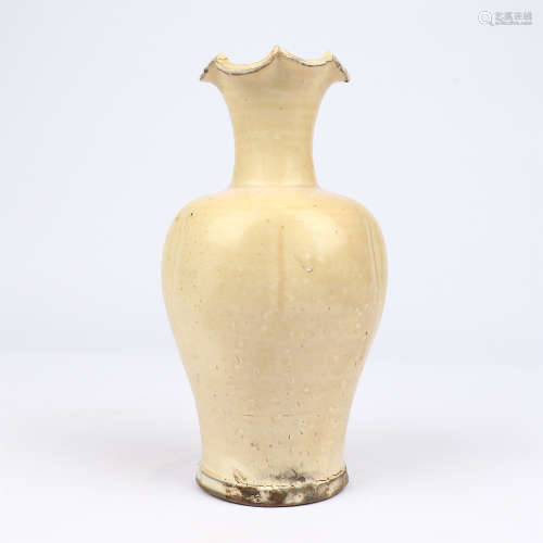 White glazed sunflower vase of Liao Dynasty