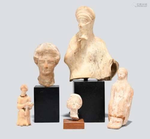 Five Hellenistic female heads and figures. Circa 3…