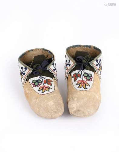 A pair of Cree or Saulteaux moccasins. Subarctic. …