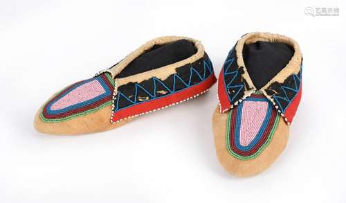 A pair of Delaware moccasins. Plains. Buckskin, cl…