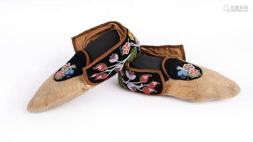 A pair of Ojibwa moccasins. North East North Ameri…