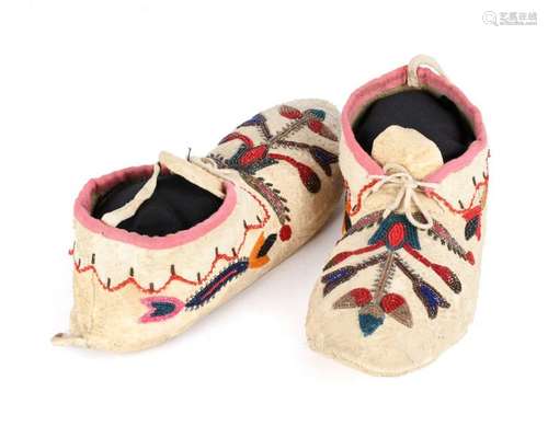 A pair of Blackfoot moccasins. Plains. Buckskin, r…