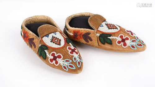 A pair of Ojibwa moccasins. Canada. Smoked moosehi…