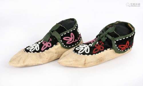 A pair of Cree or Ojibwa moccasins. Eastern Subarc…