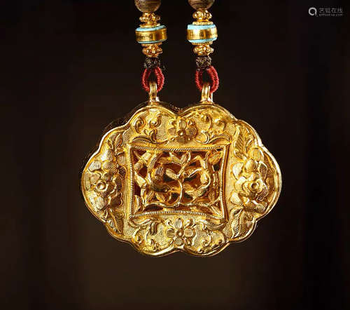 A CHINESE FLOWER&BIRD CARVED GOLD LOCK PENDANT