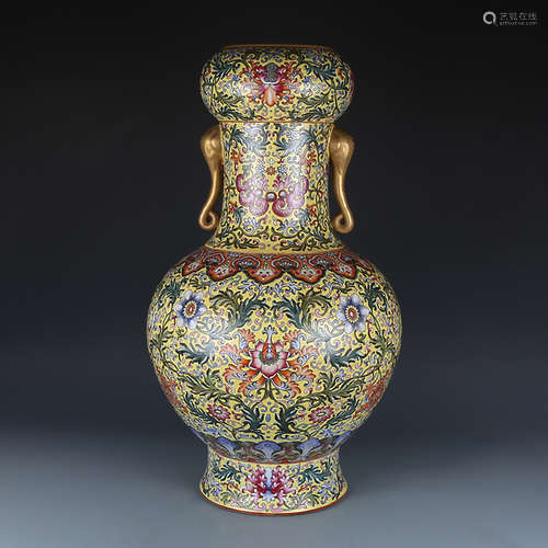 A CHINESE GILD ENAMEL FLORAL TWINE PATTERN PORCELAIN VASE