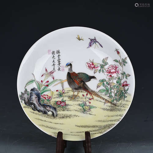 A CHINESE FAMILLE ROSE PAINTED PORCELAIN PLATE