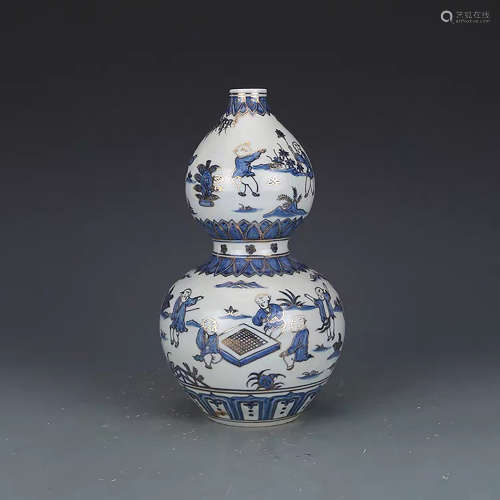 A CHINESE BLUE AND WHITE GILD PAINTED PORCELAIN GOURD-SHAPED VASE