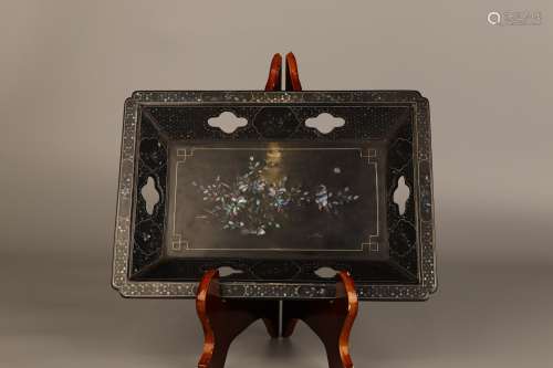 BLACK LACQUERED AND MOTHER-OF-PEARL DECORATED RECTANGULAR DISH