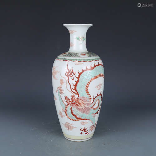 A CHINESE RED GREEN DRAGON PATTERN PORCELAIN VASE