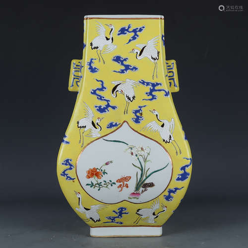 A CHINESE FAMILLE ROSE CRANE PORCELAIN VASE