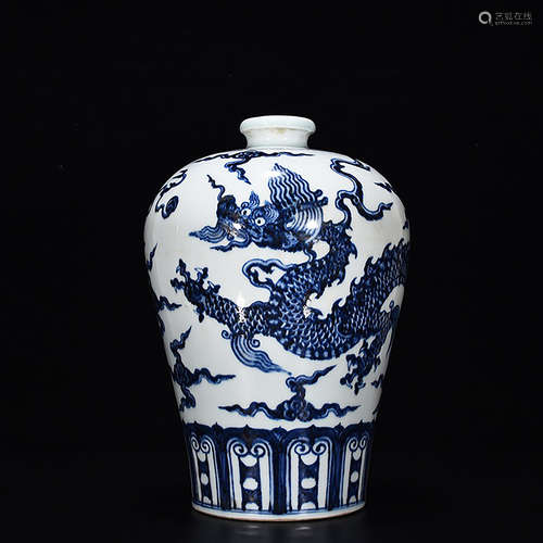 A CHINESE BLUE AND WHITE DRAGON PATTERN PORCELAIN VASE