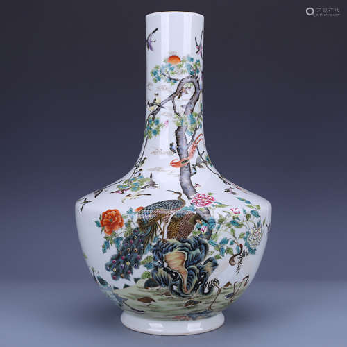 A CHINESE FAMILLE ROSE PEACOCK PAINTED PORCELAIN VASE