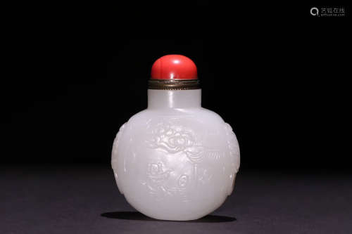 A CHINESE WHITE JADE CARVED SNUFF BOTTLE