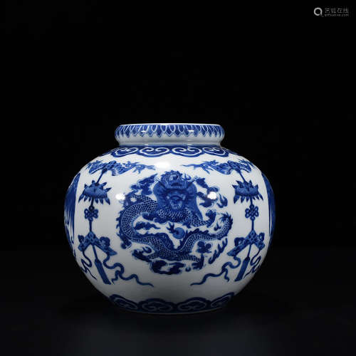 A CHINESE BLUE AND WHITE DRAGON PATTERN PORCELAIN JAR