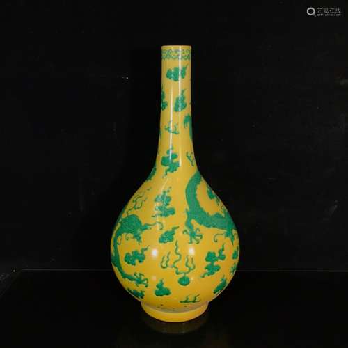 A CHINESE YELLOW GLAZED GREEN DRAGON PATTERN PORCELAIN VASE