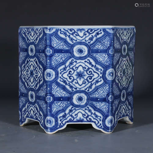 A CHINESE BLUE AND WHITE FLORAL PORCELAIN BRUSH POT