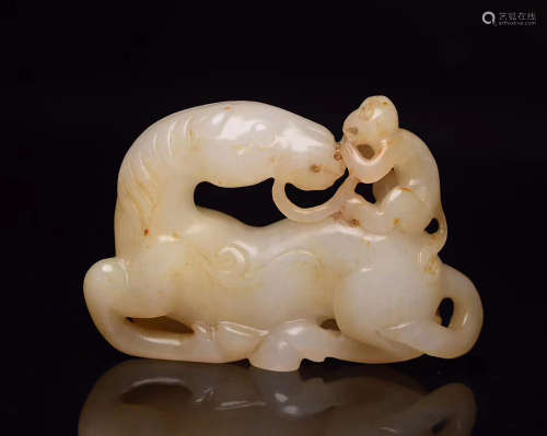 A CHINESE HETIAN JADE CARVED HORSE ORNAMENT