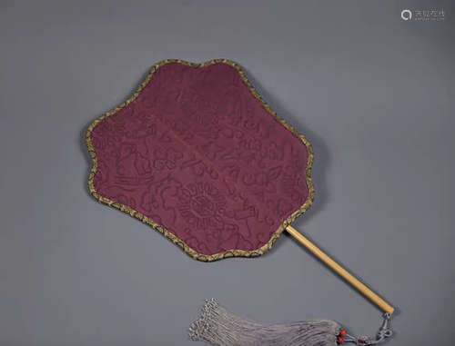 A CHINESE HANDMADE PUEPLE SILK CIRCULAR FAN