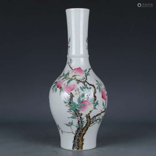 A CHINESE FAMILLE ROSE PEACH PAINTED PORCELAIN VASE