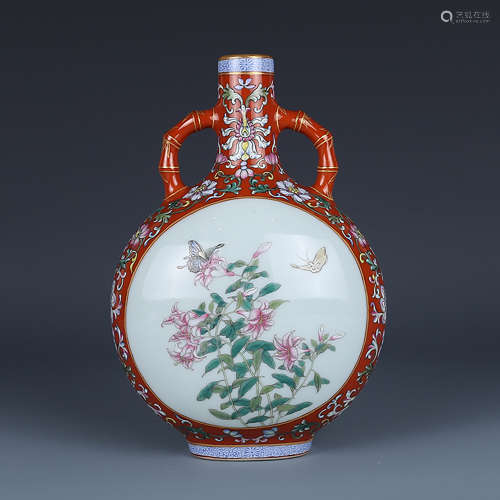 A CHINESE FAMILLE ROSE BUTTERFLY&FLOWERS PAINTED PORCELAIN VASE