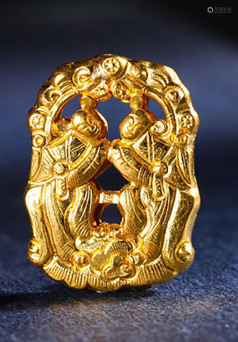 A CHINESE FIGURE CARVED GOLD LOCK ACCESSORY