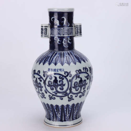 A CHINESE BLUE AND WHITE TWINE PATTERN PORCELAIN DOUBLE EARS VASE