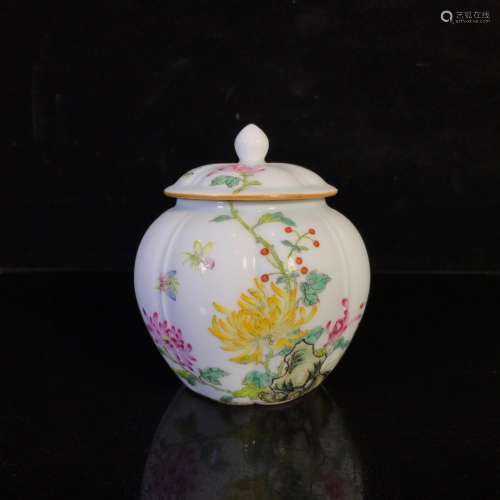 A CHINESE FAMILLE ROSE FLORAL PORCELAIN JAR WITH COVER
