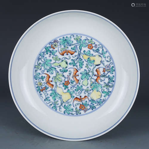 A CHINESE DOUCAI FLORAL PORCELAIN PLATE