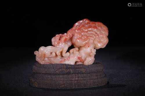 A CHINESE DRAGON PATTERN SHOUSHAN STONE CARVED RUYI ORNAMENT
