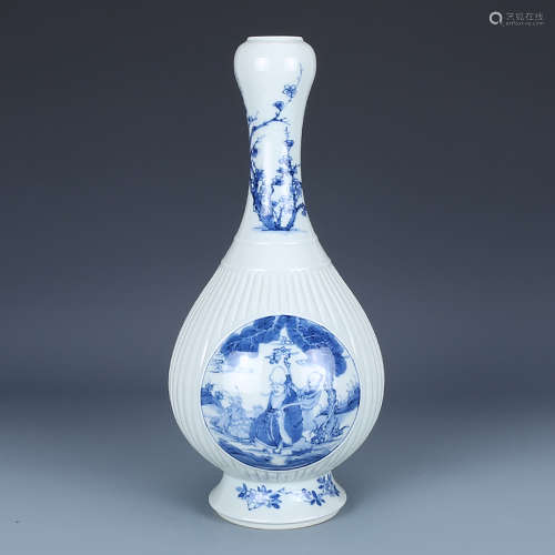 A CHINESE BLUE AND WHITE FIGURE PAINTED PORCELAIN GARLIC BOTTLE