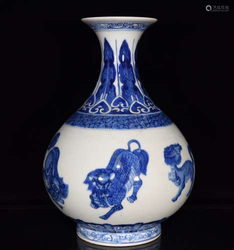 A CHINESE BLUE AND WHITE RUYI PATTERN PORCELAIN VASE
