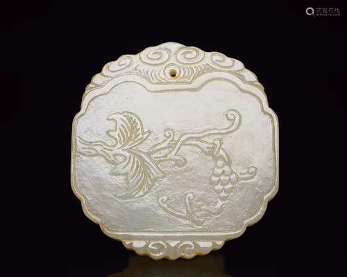 A CHINESE HETIAN JADE CARVED PENDANT