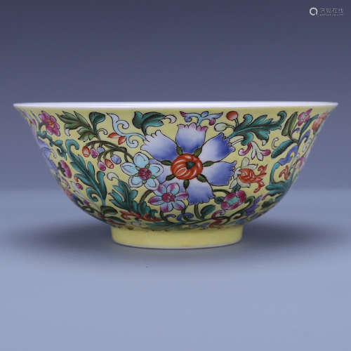 A CHINESE FAMILLE ROSE FLORAL PORCELAIN BOWL