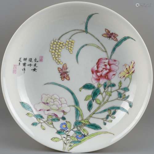 A CHINESE ENAMEL BUTTERFLY&FLOWER PAINTED PORCELAIN PLATE