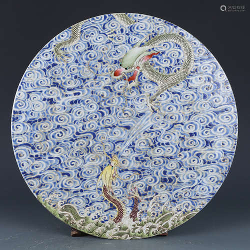 A CHINESE FAMILLE ROSE DRAGON PATTERN PORCELAIN PLATE