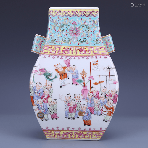 A CHINESE FAMILLE ROSE PORCELAIN VASE