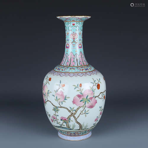 A CHINESE FAMILLE ROSE GILD PEACH PATTERN PORCELAIN VASE