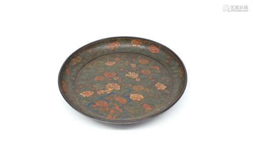 A CHINESE CARVED LACQUERWARE ROUND FLORAL PLATE