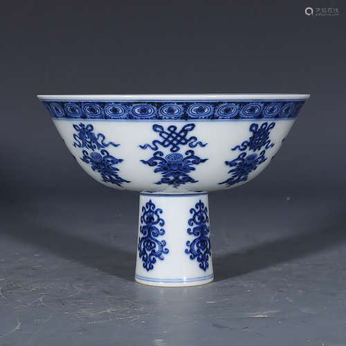 A CHINESE BLUE AND WHITE FLORAL PORCELAIN STANDING CUP